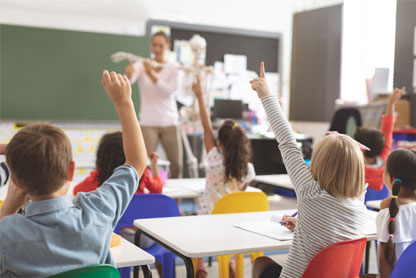 bambini che alzano la mano