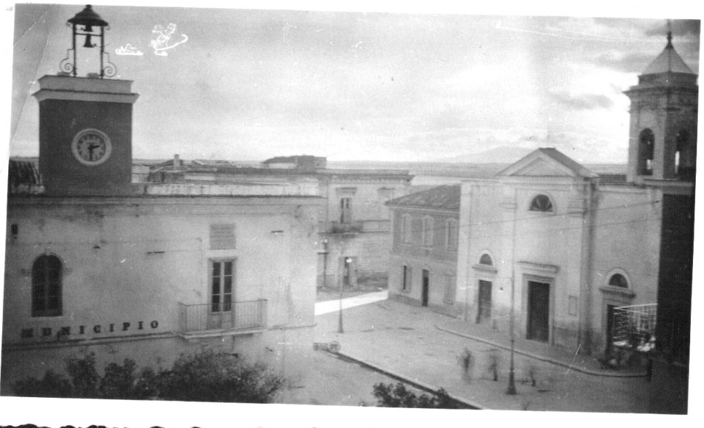 PIAZZA UMBERTO, I, Municipio e Chiesa anni '50